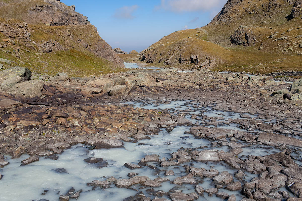 torrente river bianca disgelo canon 35mm 1.4 f/1.4 rifugio gastaldi balme trekking camminata sentiero montagna mountain