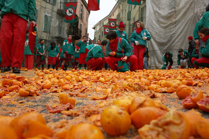carnevale ivrea carnival carnaval piemonte piedmont tradition tiro arance oranges foto ufficiali 2008 tuchini del borghetto