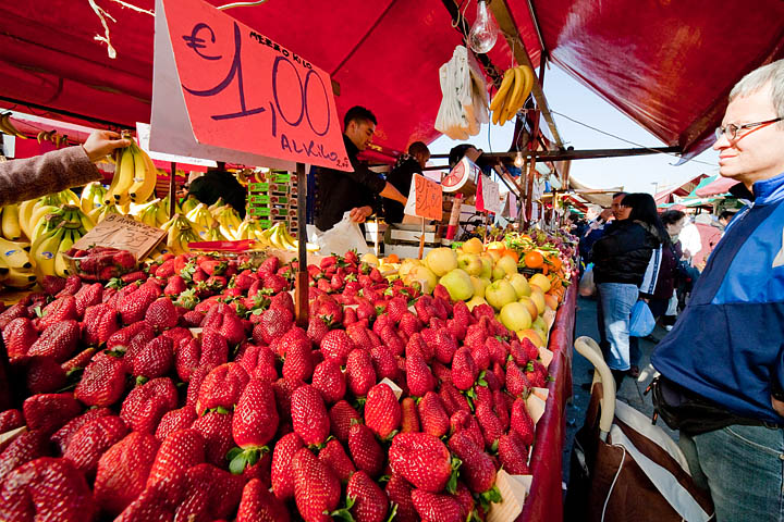 mercato porta palazzo market balon corso regina frutta verdura fruit vegetables fragole strawberry