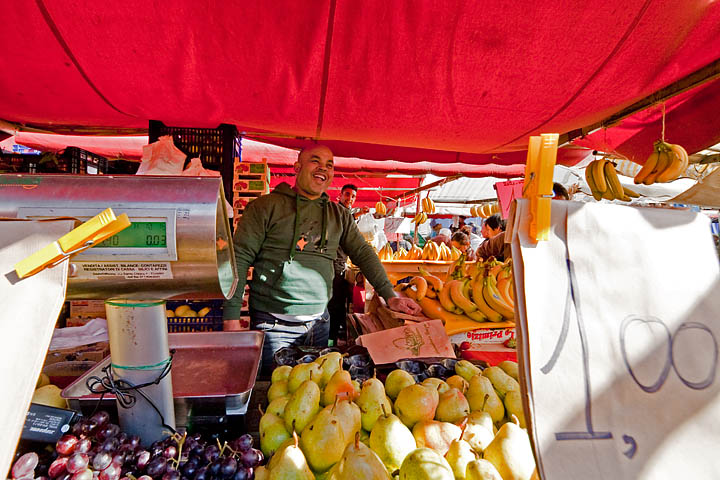 mercato porta palazzo market balon corso regina frutta verdura fruit vegetables commerciante merchant
