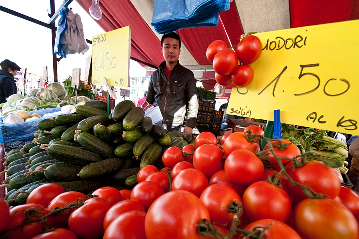 mercato porta palazzo market balon corso regina frutta verdura fruit vegetables commerciante cinese chinese merchant