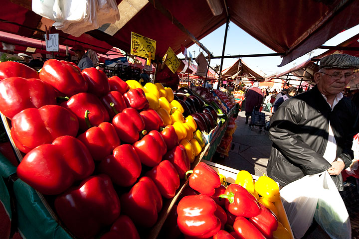 mercato porta palazzo market balon corso regina frutta verdura fruit vegetables peperoni