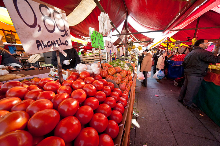 mercato porta palazzo market balon corso regina frutta verdura fruit vegetables pomodori tomatoes