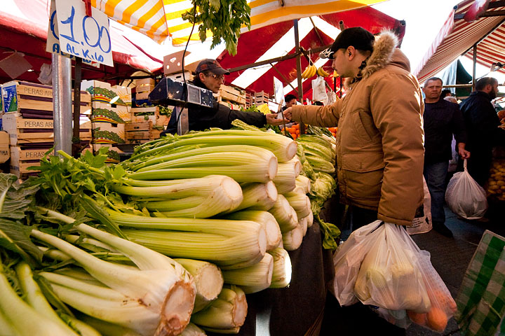 mercato porta palazzo market balon corso regina frutta verdura fruit vegetables sedano