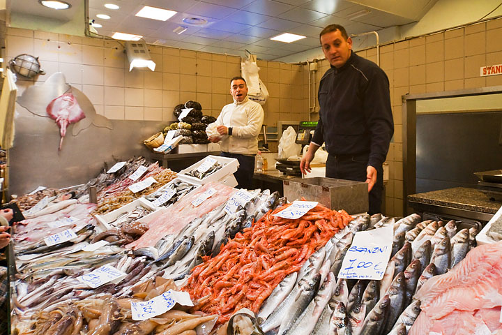 mercato porta palazzo market balon corso regina pesce fish gamberi rossi