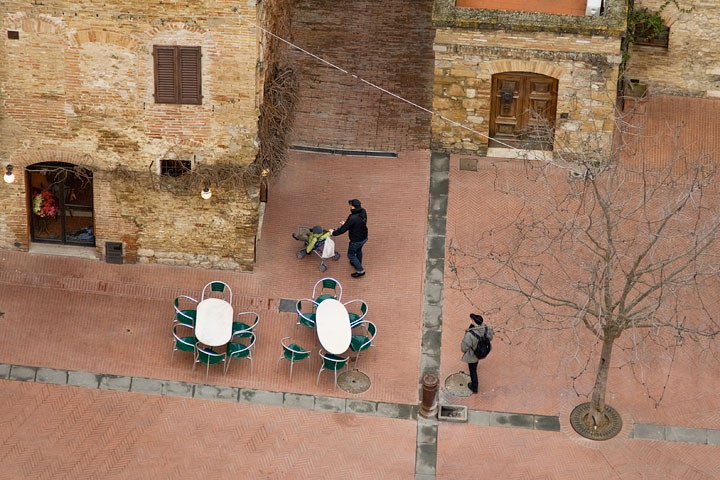 tuscany center toscana centrale san gimignano dalla torre bar albero tavolini passeggino passeggio