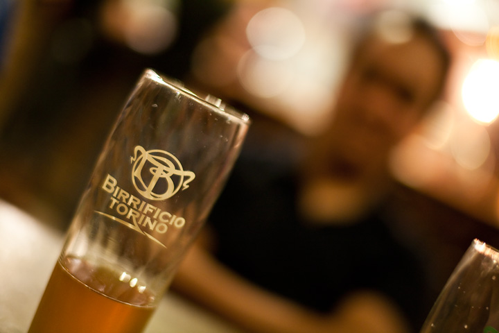 bicchiere birra media chiara bionda medium blonde weiss beer birrificio torino via parma sigma 50 1.4 bokeh