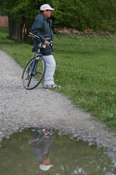 ritratto pozzanghera uomo man riflesso bicicletta