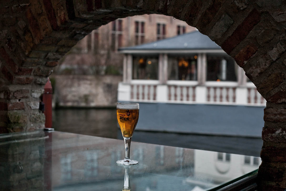 vetro glass riflesso reflection canale canal arco arc mattoni bicchiere pint half Brugse Zot 2be beer birra bruges Dijver brugge belgio belgium Canon 50mm f/1.8 5d ff