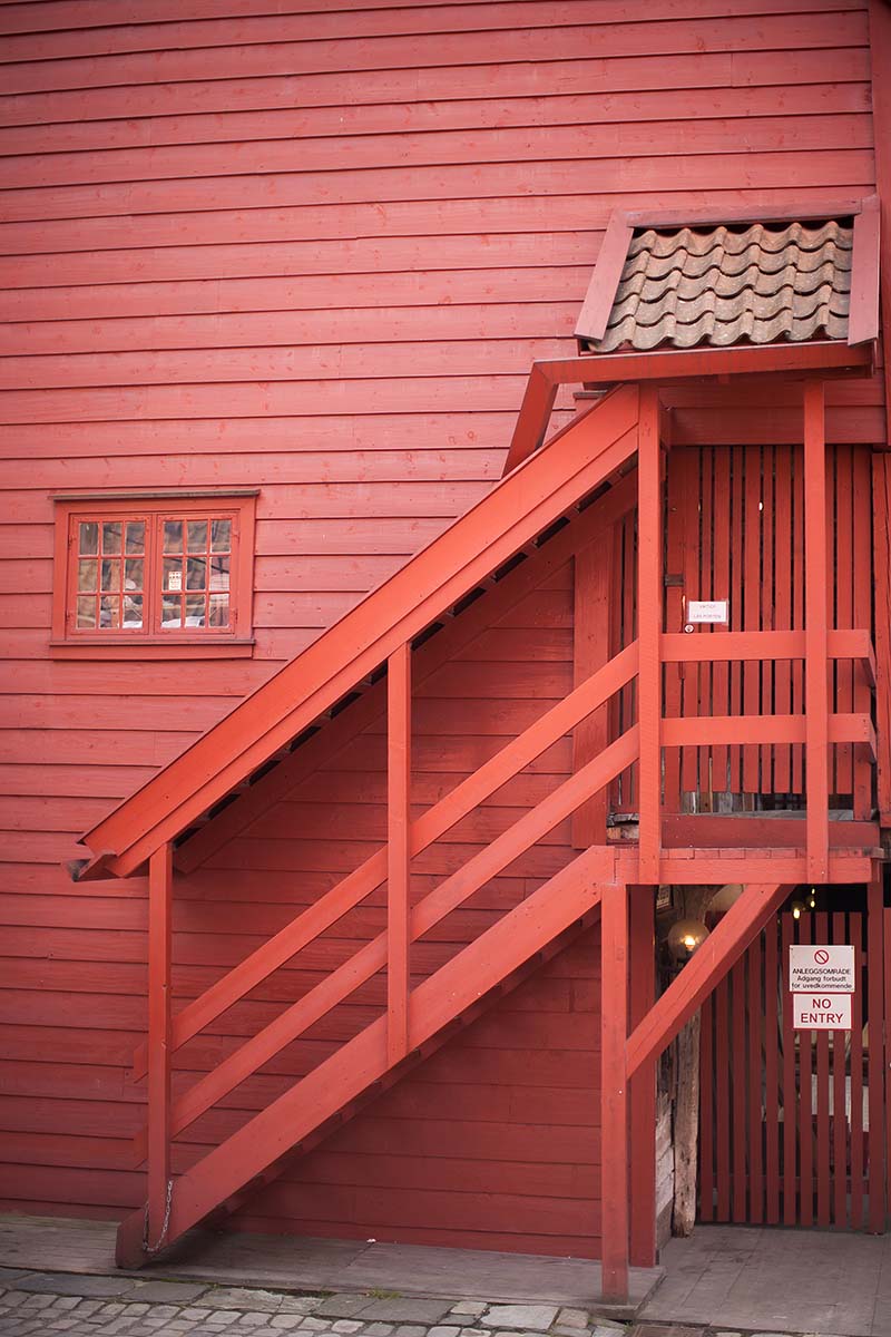 red rosso scala stair bryggen bergen norway norvegia canon 5d 50mm f/1.2L 1.2 USM