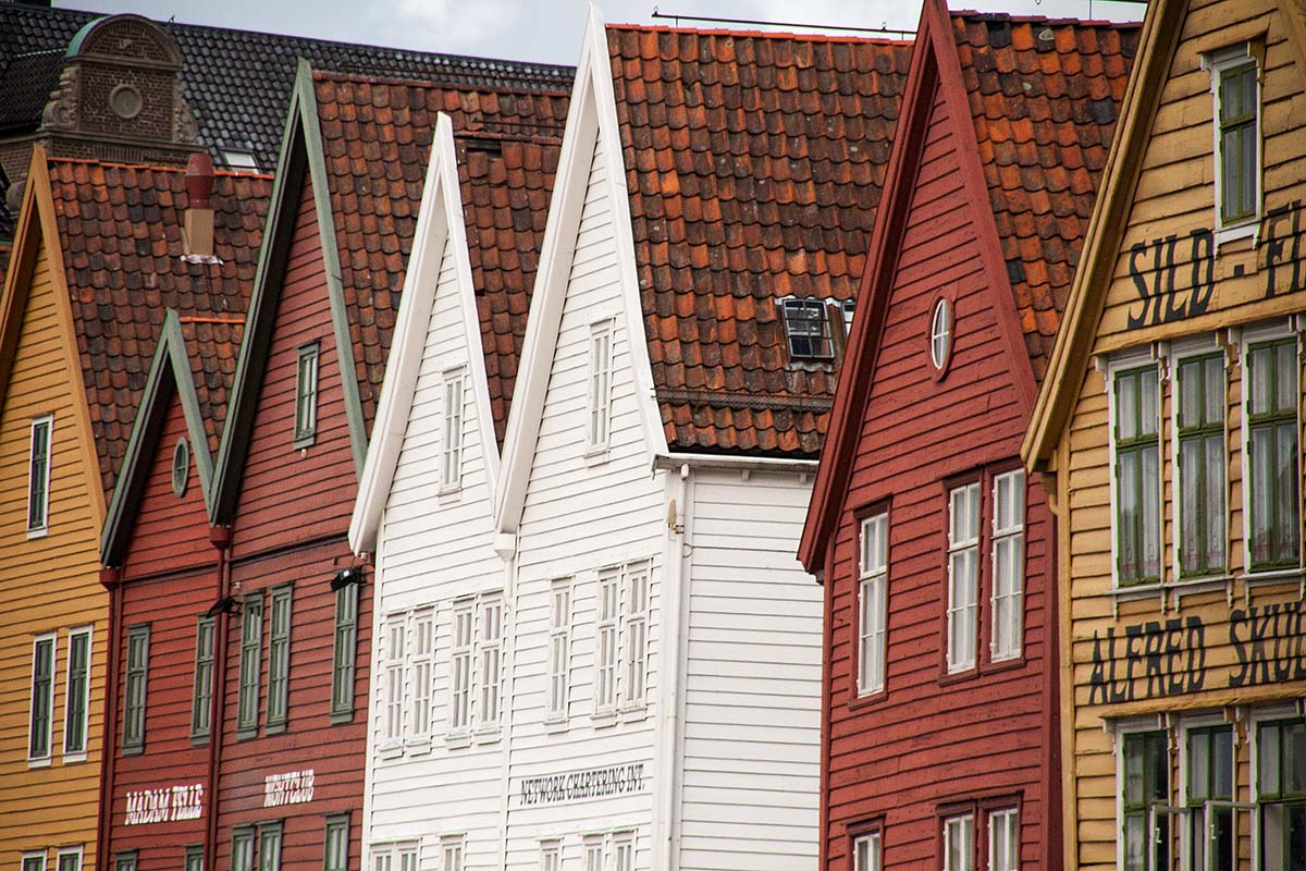 case typical wood houses colours colorate tipiche bryggen bergen norway norvegia canon 5d 50mm f/1.2L 1.2 USM