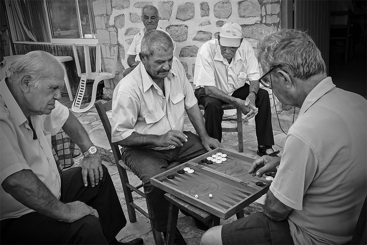 old men man playing Backgammon giocano vecchi anziani ciprioti Χούλου Choulou cipro cyprus holiday vacanze sea mare Πάφος Pafos Polis