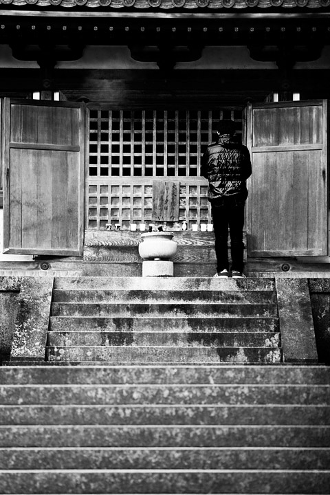 kyoto Chion-in temple 知恩院 preghiera spalle tempietto