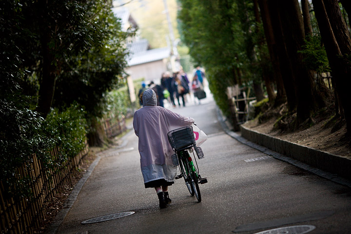 kyoto pioggia tempo uggioso k-way mantella bici bicycle