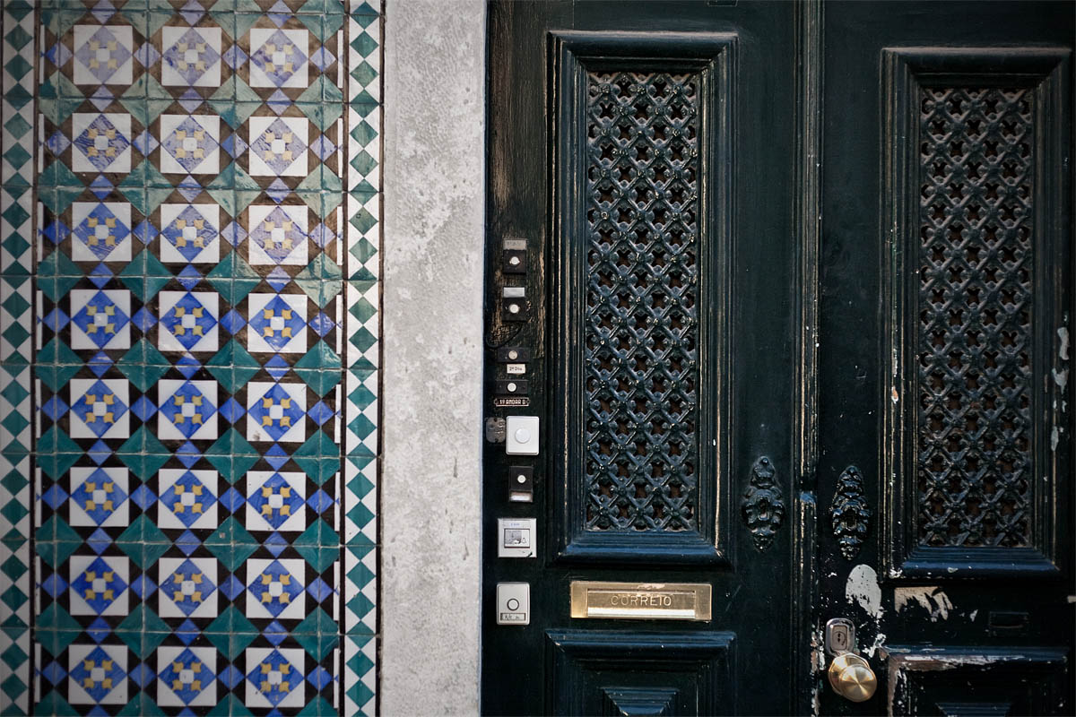 azulejos porta door portone blu verde blue green dark lisboa lisbon lisbona Canon 50mm f/1.8 5d ff