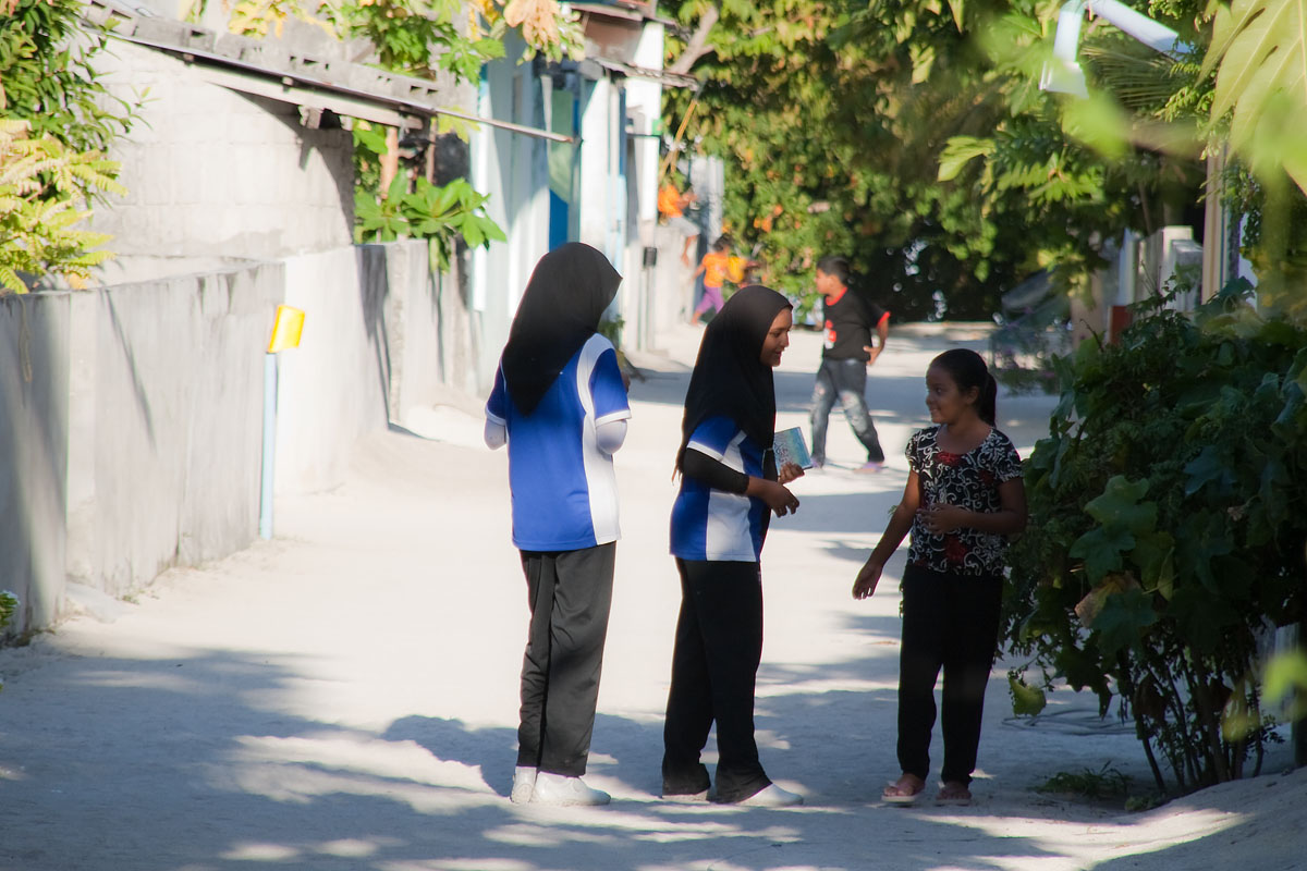 maldive maldives atollo felidhoo vaavu atoll Keyodhoo ragazze strade