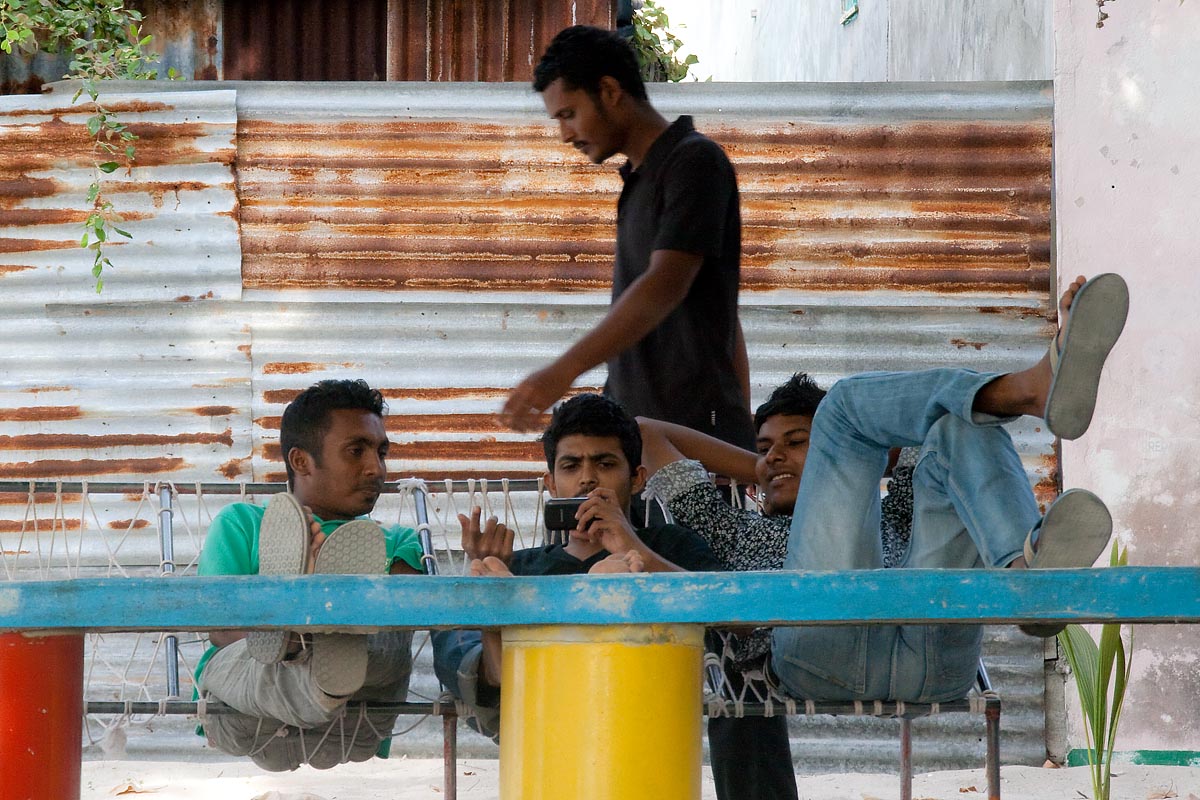 maldive maldives atollo felidhoo vaavu atoll Keyodhoo ragazzi maldivian boy cellulare smartphone