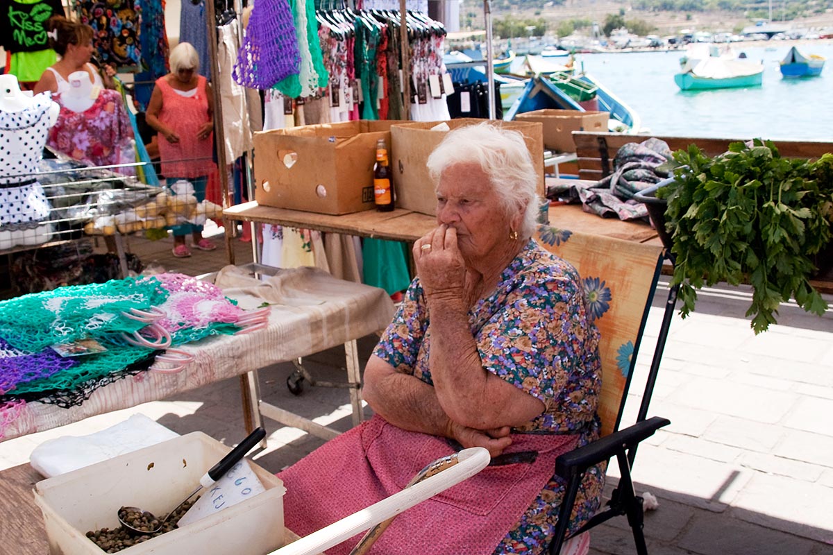 Marsaxlokk market old woman anziana malta sea mare vacanze holiday island isola