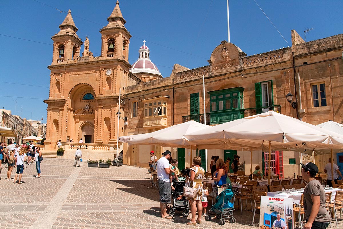 Marsaxlokk square church chiesa piazza ristoranti restaurants malta sea mare vacanze holiday island isola