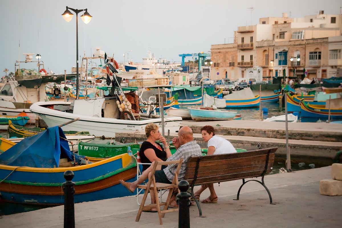 night notte sunset discussion friends tourists Marsaxlokk malta sea mare vacanze holiday island isola