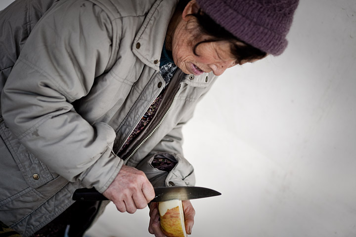 takayama woman old cut knife japanese apple sbuccio meal donna giapponese vecchia anziana
