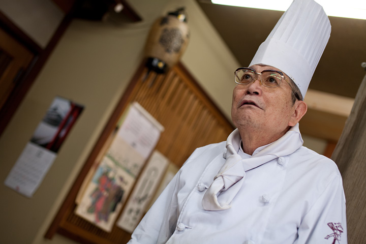 hida furukawa cuoco giapponese japanese chef sguardo look viso face man cappello bianco