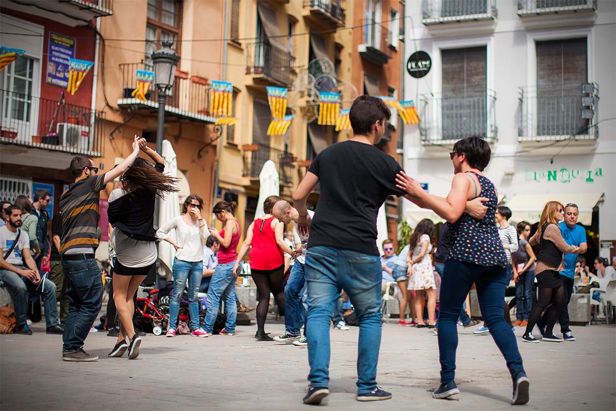 dancing in Plaza Doctor Collado ballo square rock n roll flash mob valencia València valenza spagna spain canon 50mm 50 f/1.2 1.2 5d fullframe ff