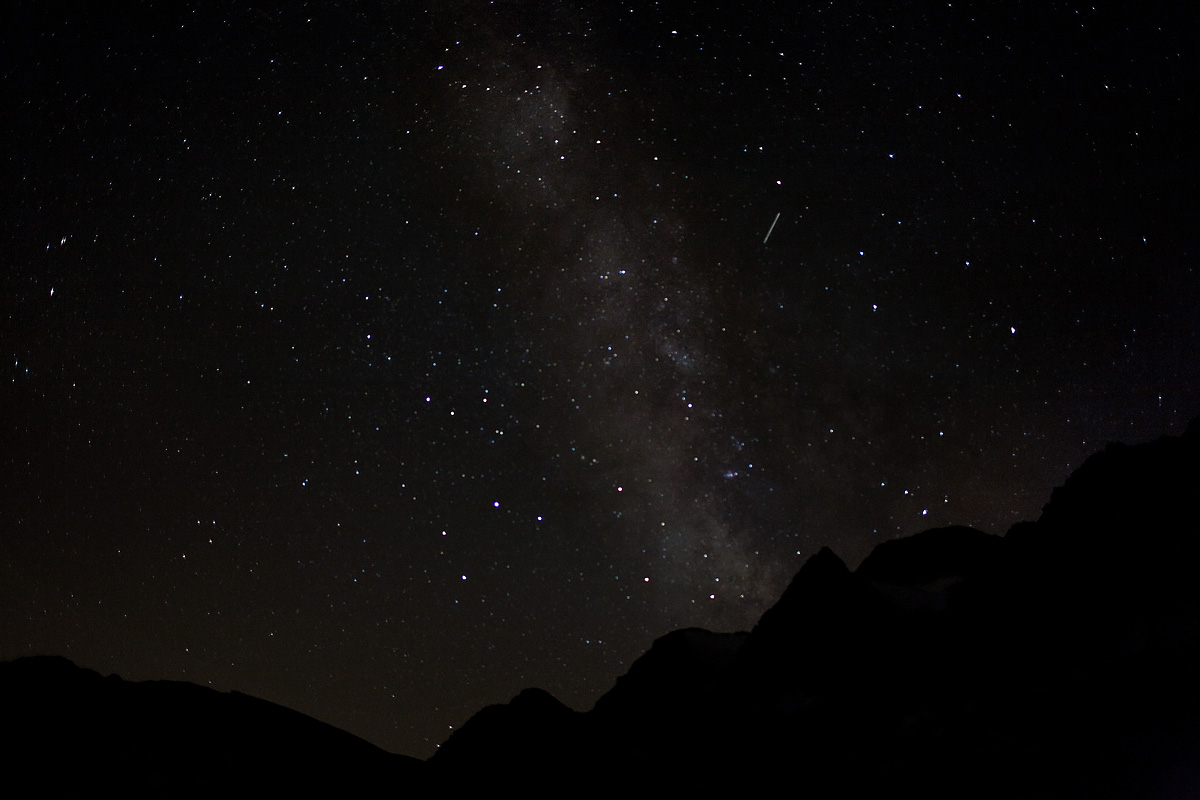 stella cadente cielo stellato stars sky profile profilo canon 35mm 1.4 f/1.4 rifugio gastaldi balme trekking camminata sentiero montagna mountain