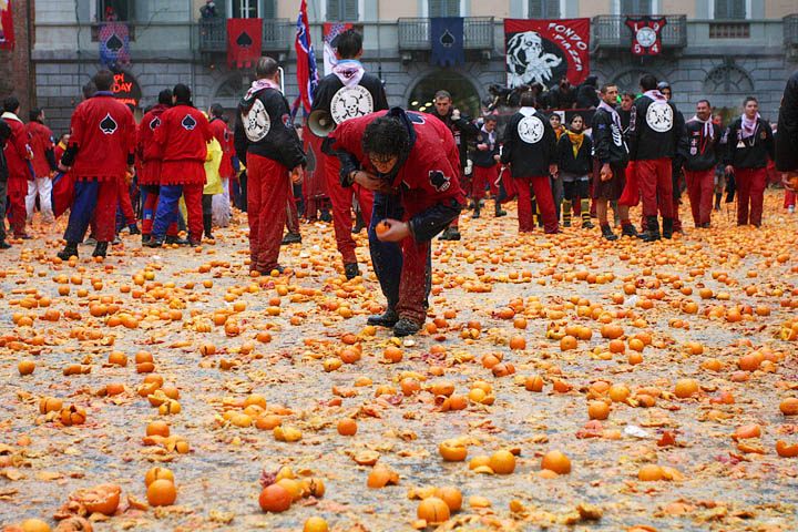carnevale ivrea carnival carnaval piemonte piedmont tradition tiro arance oranges foto ufficiali 2008 picche