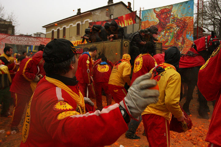 carnevale ivrea carnival carnaval piemonte piedmont tradition tiro arance oranges foto ufficiali 2008 diavoli