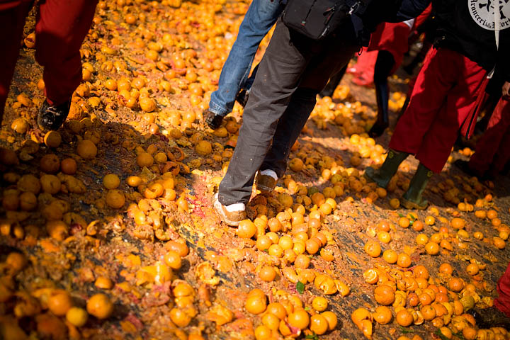 carnevale ivrea carnival carnaval piemonte piedmont tradition tiro arance oranges foto ufficiali