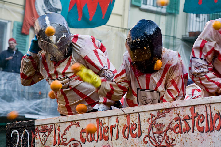 carnevale ivrea carnival carnaval piemonte piedmont tradition tiro arance oranges foto ufficiali