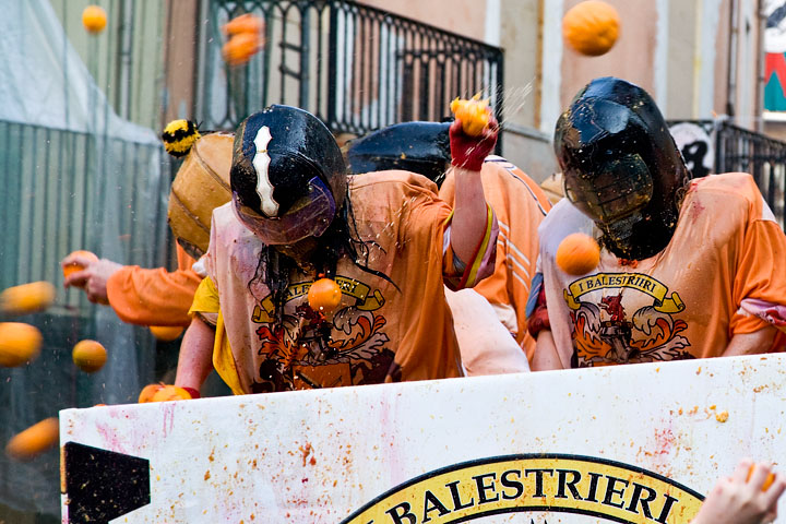 carnevale ivrea carnival carnaval piemonte piedmont tradition tiro arance oranges foto ufficiali aranceri