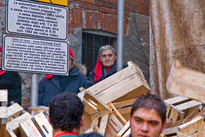 carnevale ivrea carnival carnaval piemonte piedmont tradition tiro arance oranges foto ufficiali anziana guarda reti protezioni cassette