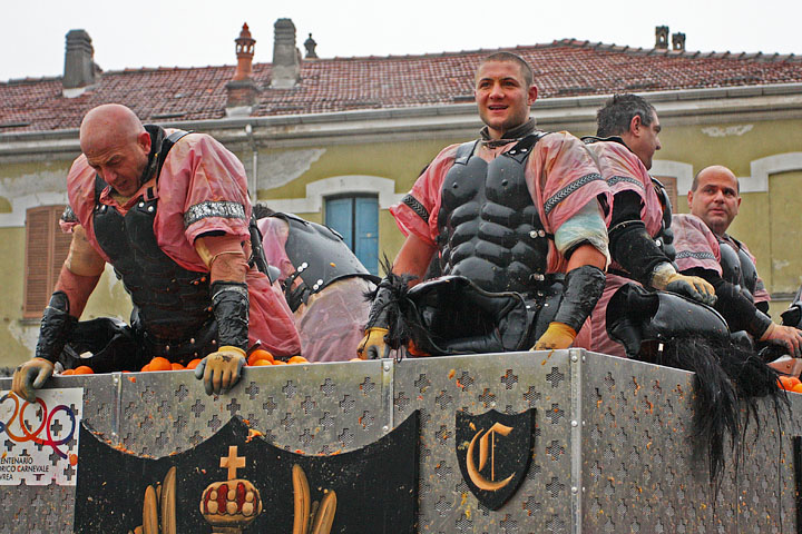 carnevale ivrea carnival carnaval piemonte piedmont tradition tiro arance oranges foto ufficiali 2008