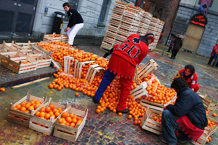 carnevale ivrea carnival carnaval piemonte piedmont tradition tiro arance oranges foto ufficiali 2008 cassette cadute