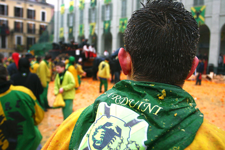 carnevale ivrea carnival carnaval piemonte piedmont tradition tiro arance oranges foto ufficiali 2008 arduini