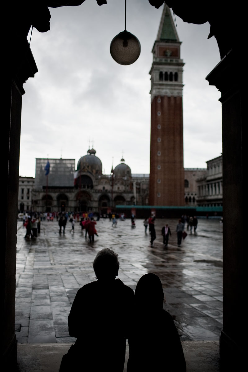 campanile tower piazza san marco tower cielo tempestoso portici canon 35mm 1.4 f/1.4 venezia pioggia