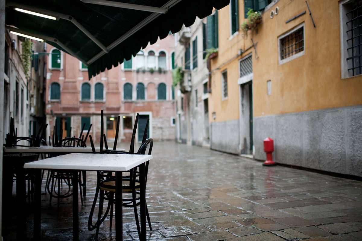 bar sedie tavoli riposti chiusura chiude 19:30 canon 35mm 1.4 f/1.4 venezia pioggia