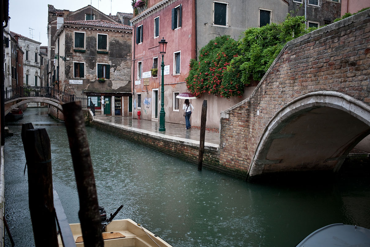 ponte su canale bridge canal canon 35mm 1.4 f/1.4 venezia pioggia