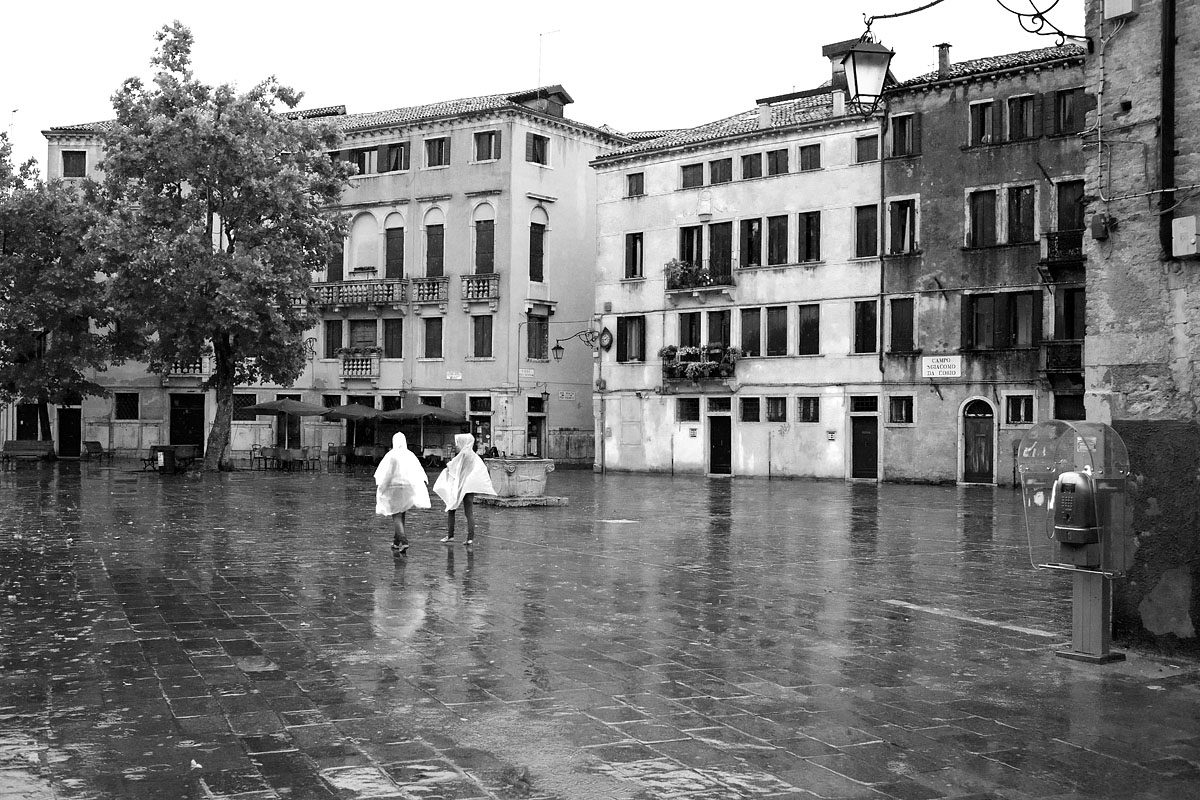 piazza k-way canon 35mm 1.4 f/1.4 venezia pioggia
