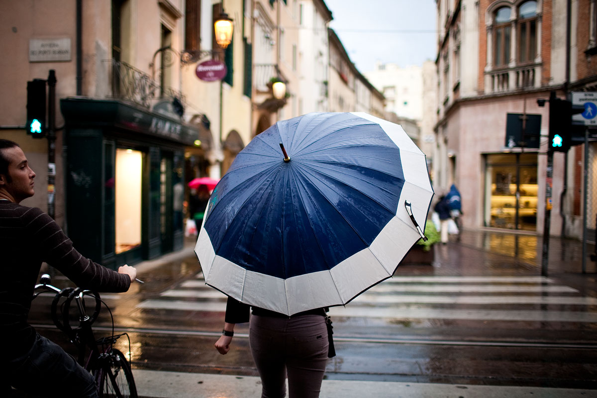 ombrello semaforo umbrella traffic light canon 35mm 1.4 f/1.4 padova pioggia