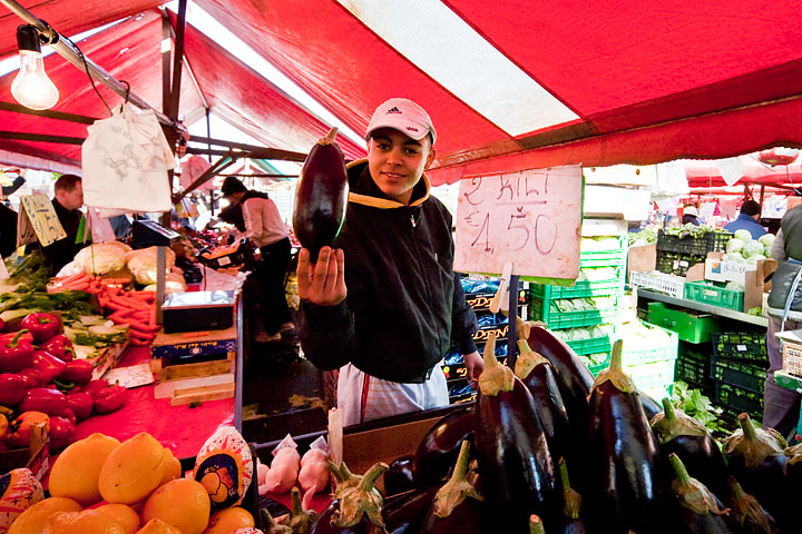 mercato porta palazzo market balon corso regina frutta verdura fruit vegetables commerciante arabo merchant