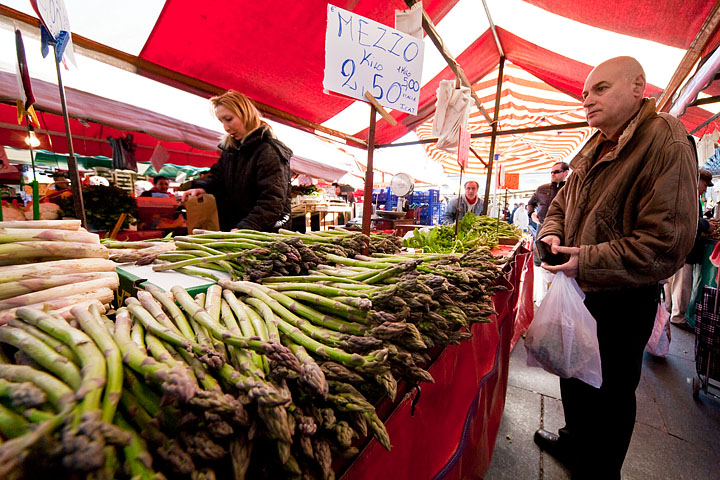 mercato porta palazzo market balon corso regina frutta verdura fruit vegetables asparagi