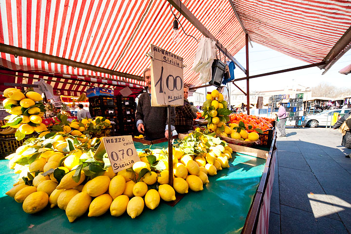 mercato porta palazzo market balon corso regina frutta verdura fruit vegetables limoni