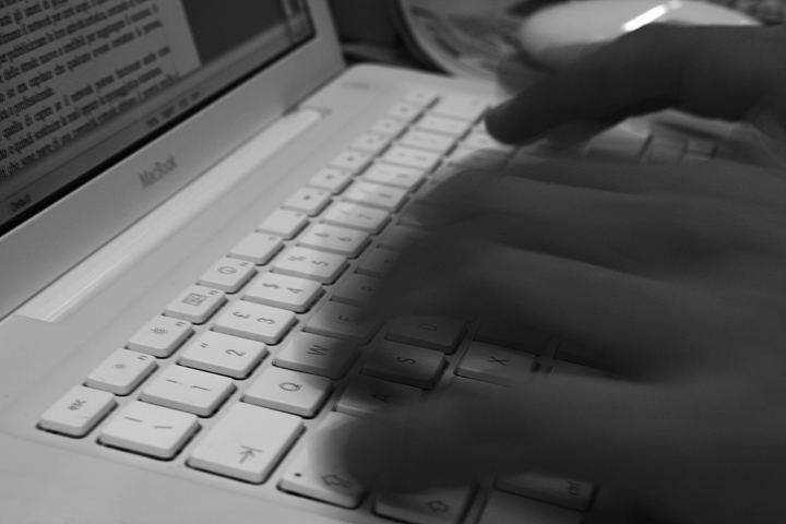 ricerca social network ingegneria cinema mezzi comunicazione poltecnico torino scrittura mani hands typing mac