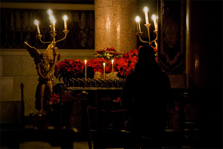 tuscany center toscana centrale duomo candelabri stelle natale preghiera solitaria donna