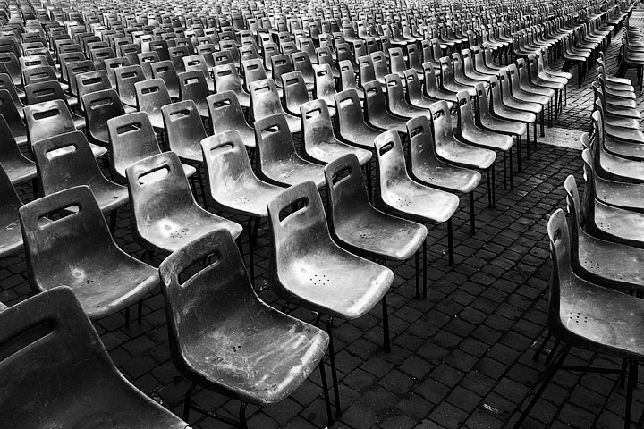 tante sedie file dello show end chairs many moltitudine