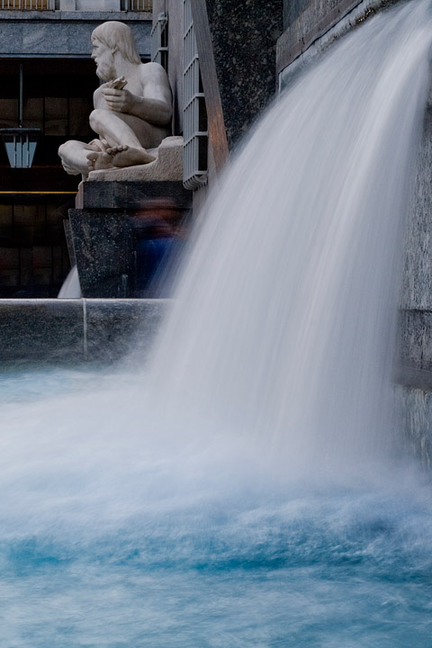 fontana piazza CLN acqua fluttuante water
