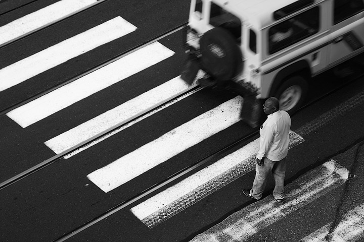 strisce pedonali zebra crossing attraversamento strada uomo man via cibrario